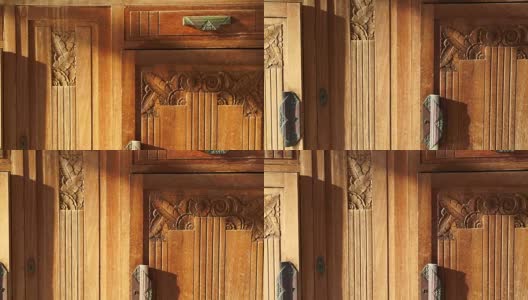 古董木柜的特写镜头。精美的古色古香的手工艺品，带有阳光的质感高清在线视频素材下载