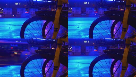 雨夜灯火通明路口上海市交通街道自行车停放全景4k中国高清在线视频素材下载