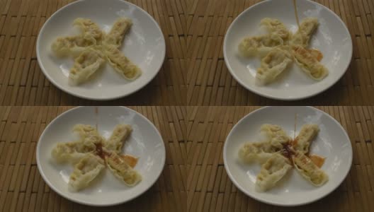 蒸日本饺子或鸡杂馅的碎猪肉加酱油高清在线视频素材下载