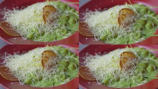 土豆汤团配香蒜沙司，帕尔马干酪和菠菜。意大利面食高清在线视频素材下载