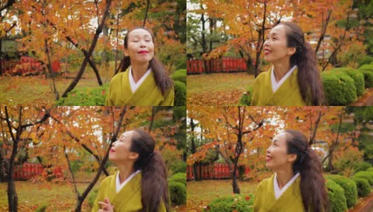 一名日本妇女走在日本京都的森林里高清在线视频素材下载