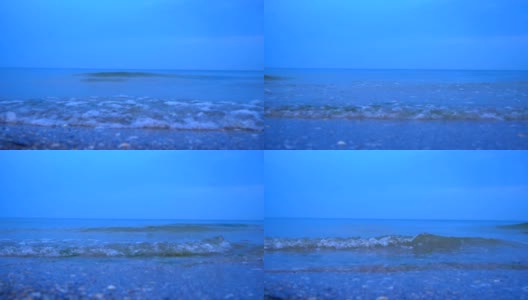 海浪在夜晚的海滩上溅起水花。慢动作效果。高清在线视频素材下载