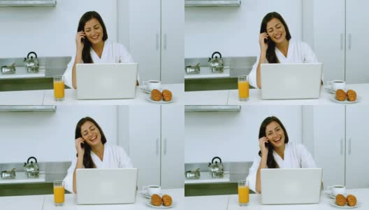 微笑的女人在电话里吃早餐高清在线视频素材下载