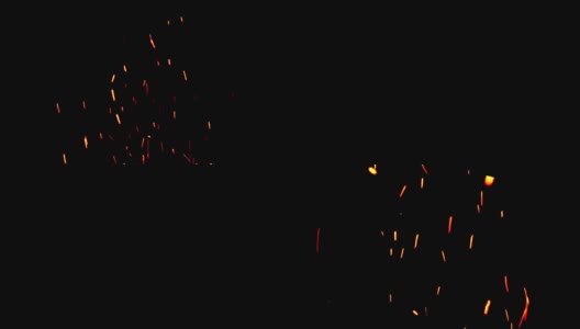 篝火迸出火花，夹杂着灰烬，在黑色背景中升起，危险爆炸高清在线视频素材下载