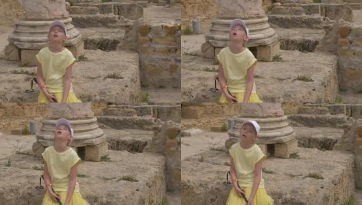在突尼斯的迦太基上旅行时，疲惫的少女在旅游远足高清在线视频素材下载