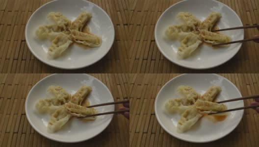 日本蒸饺或竹饺，用筷子夹碎猪肉吃高清在线视频素材下载