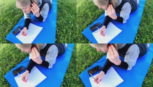 女学生在公园通过智能手机进行视频会议高清在线视频素材下载