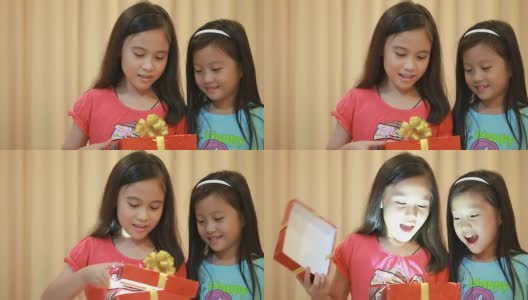 两个小女孩正在打开圣诞礼物高清在线视频素材下载