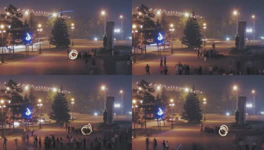 人们晚上在广场上行走高清在线视频素材下载