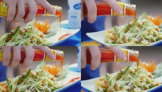 泰式沙拉，蔬菜和辣椒酱的慢动作。1920 x1080高清在线视频素材下载
