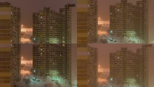 城里有一场暴风雪。从窗口到庭院的夜景。自顶向下高清在线视频素材下载