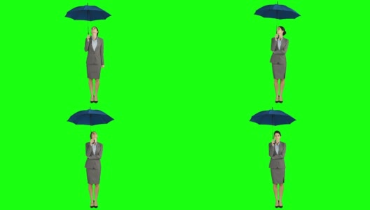 女商人站在伞下高清在线视频素材下载