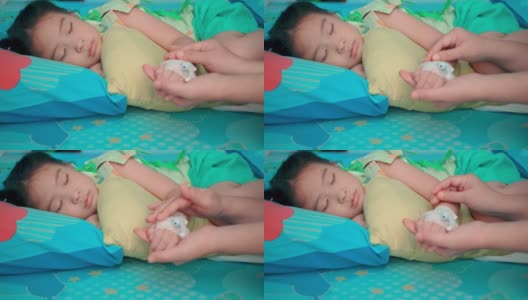 SLO MO生病的孩子在医院里睡觉，用手打点滴高清在线视频素材下载