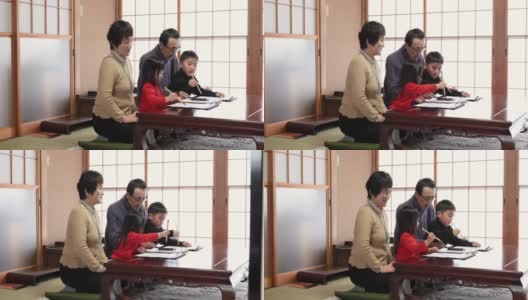 亚洲的祖父母和孙辈在练习书法高清在线视频素材下载