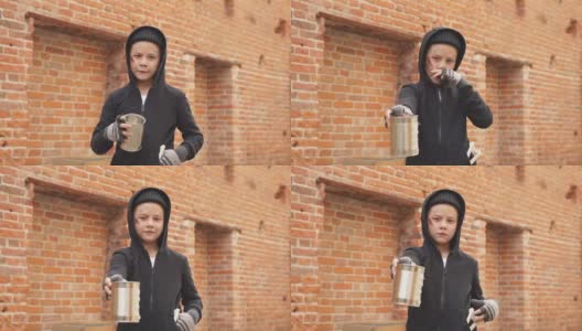 街头男孩在街上拿着一个锡罐要钱高清在线视频素材下载