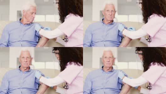 一名年轻女医生在家中为一名老人接种疫苗的4k视频片段高清在线视频素材下载