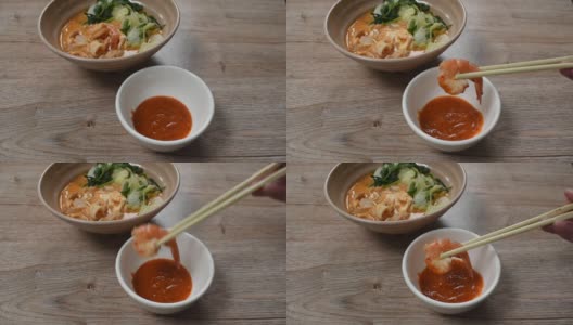 煮海鲜sukiyaki在汤与酱用筷子挑选高清在线视频素材下载