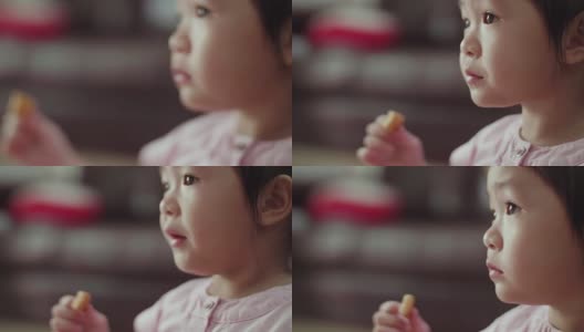 可爱的小女孩吃饼干高清在线视频素材下载