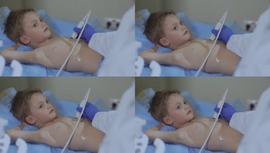 医生用超声波检查小男孩的心脏高清在线视频素材下载