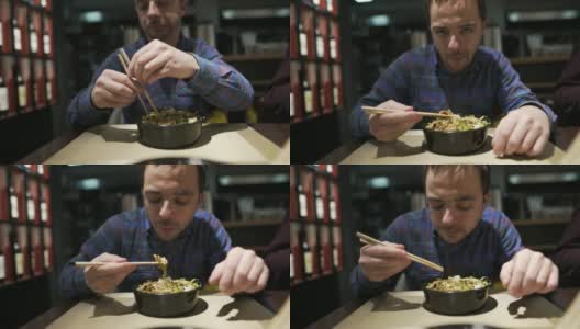兴高采烈的男人在餐厅吃意大利调味饭高清在线视频素材下载