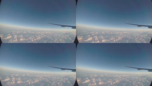 乘飞机旅行。飞机窗口飞机机翼上方的云高清在线视频素材下载