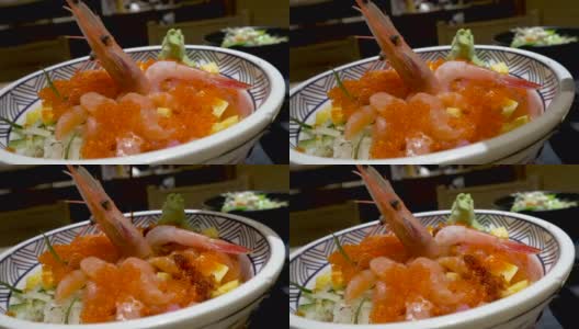 酱油刺身，米饭，碗，虾，鲑鱼，鱼籽，芥末高清在线视频素材下载