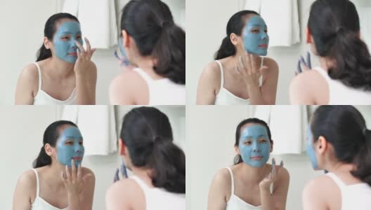 在浴室里敷蓝色面膜的女人高清在线视频素材下载