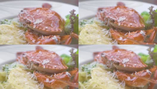 用白盘子盛上红蟹、新鲜香草和奶酪的意大利面。意大利餐厅的传统意大利面配海鲜。食品设计背景。高菜高清在线视频素材下载