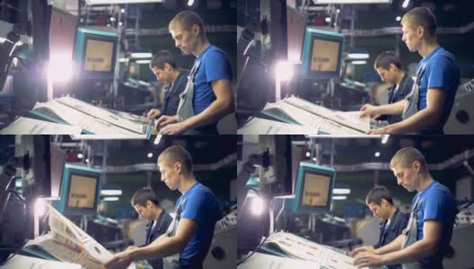 两位工程师使用触摸屏处理工业计算机设备。高清在线视频素材下载