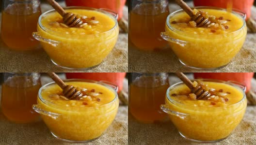 加葡萄干和蜂蜜的南瓜粥高清在线视频素材下载
