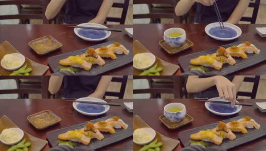 亚洲妇女喜欢吃日本寿司和绿茶在午餐时间在日本餐厅高清在线视频素材下载