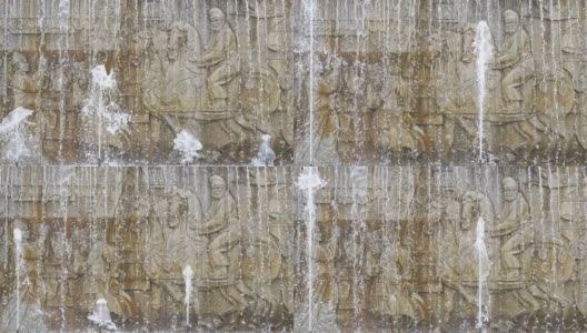 中国西安大雁塔上美丽的石雕岩壁画，上面有穿着传统服饰的古人和水流高清在线视频素材下载