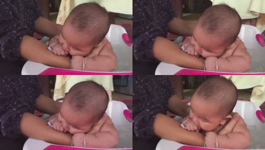 妈妈在给可爱的亚洲小宝贝洗澡高清在线视频素材下载