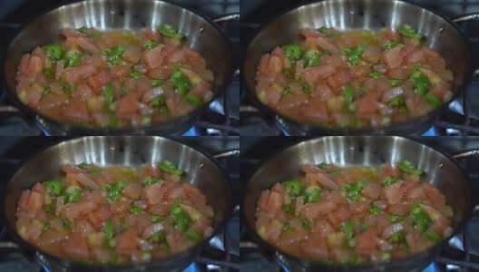 用西红柿和青椒炒蛋。高清在线视频素材下载