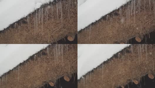 低角度淘金:雪下白川村房顶上的冰冻矛高清在线视频素材下载