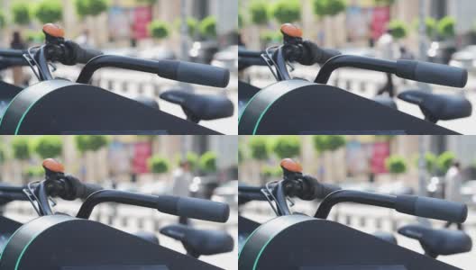 close up of bicycle handle with people walking in the background高清在线视频素材下载
