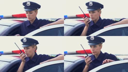 严肃的女警察接到收音机的电话，上了车就跑高清在线视频素材下载