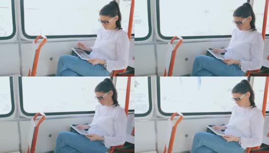 在有轨电车里用平板电脑的女人。高清在线视频素材下载