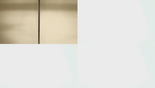 金色的金属电梯门对着灯光打开高清在线视频素材下载