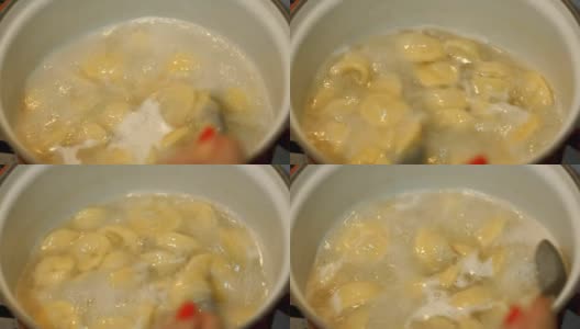 在沸水中煮饺子。锅里的肉饺子高清在线视频素材下载