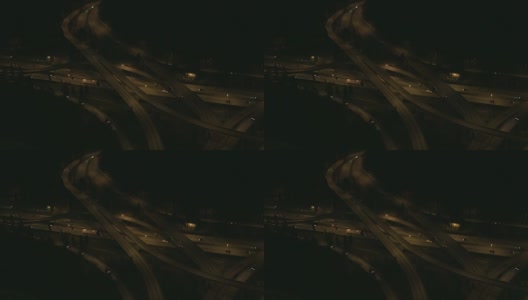 从上到下的夜间空中透视汽车行驶在高速公路上主要的美国高速公路交汇处多车道交通不同方向西雅图高清在线视频素材下载