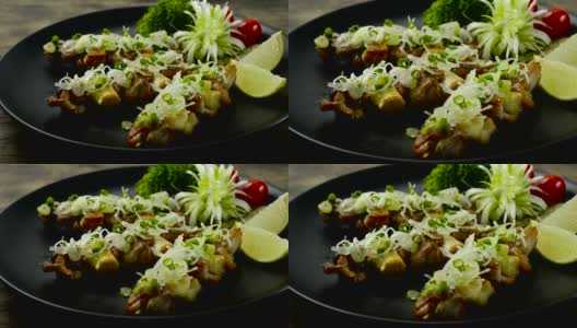 日式烤鸡串，韭菜串，洋葱片，日本料理高清在线视频素材下载