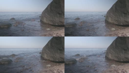 波浪冲刷着一块巨石。波罗的海沿岸。高清在线视频素材下载