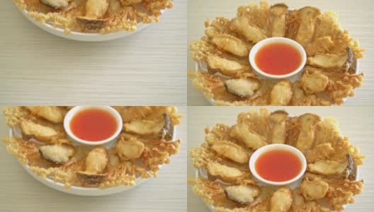 香辣蘸酱煎生菇和生蚝王菇——素食风格高清在线视频素材下载
