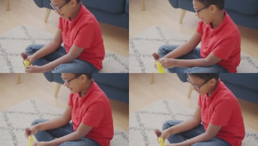 非洲裔美国男孩独自玩洋娃娃，喜欢玩玩具，童年时代高清在线视频素材下载