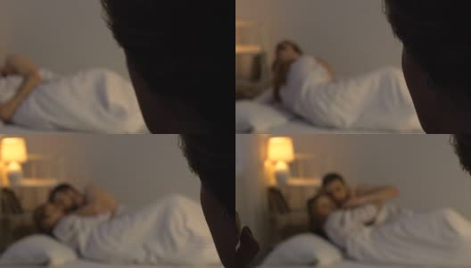 女人看着出轨的丈夫和情妇在床上，背叛，近距离高清在线视频素材下载