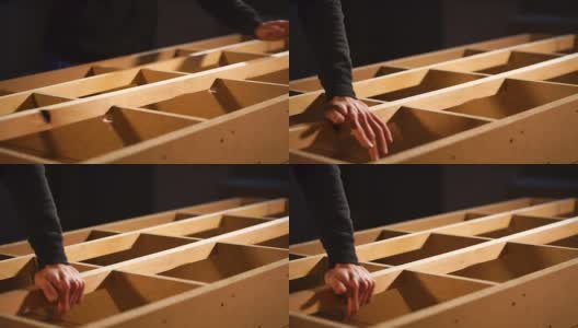 细木工是固定木梁在一个尸体的沙发组装车间高清在线视频素材下载