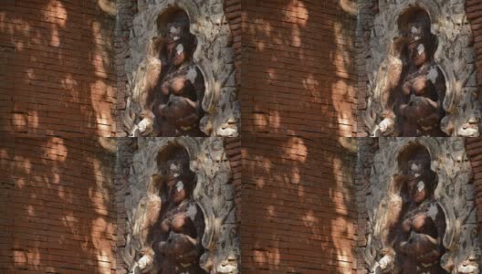 在古老的考古废墟中的印度佛教女性佛像高清在线视频素材下载