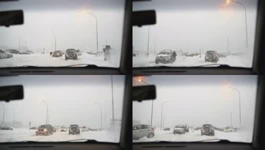 P.O.V.驾驶在暴风雪暴风雪白茫茫，行人和车辆高清在线视频素材下载