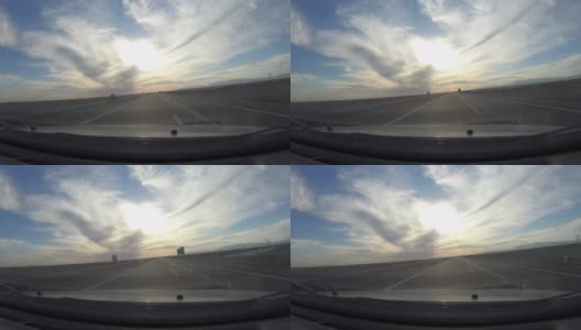 驾驶汽车在戈壁沙漠高速公路，POV前挡风玻璃高清在线视频素材下载